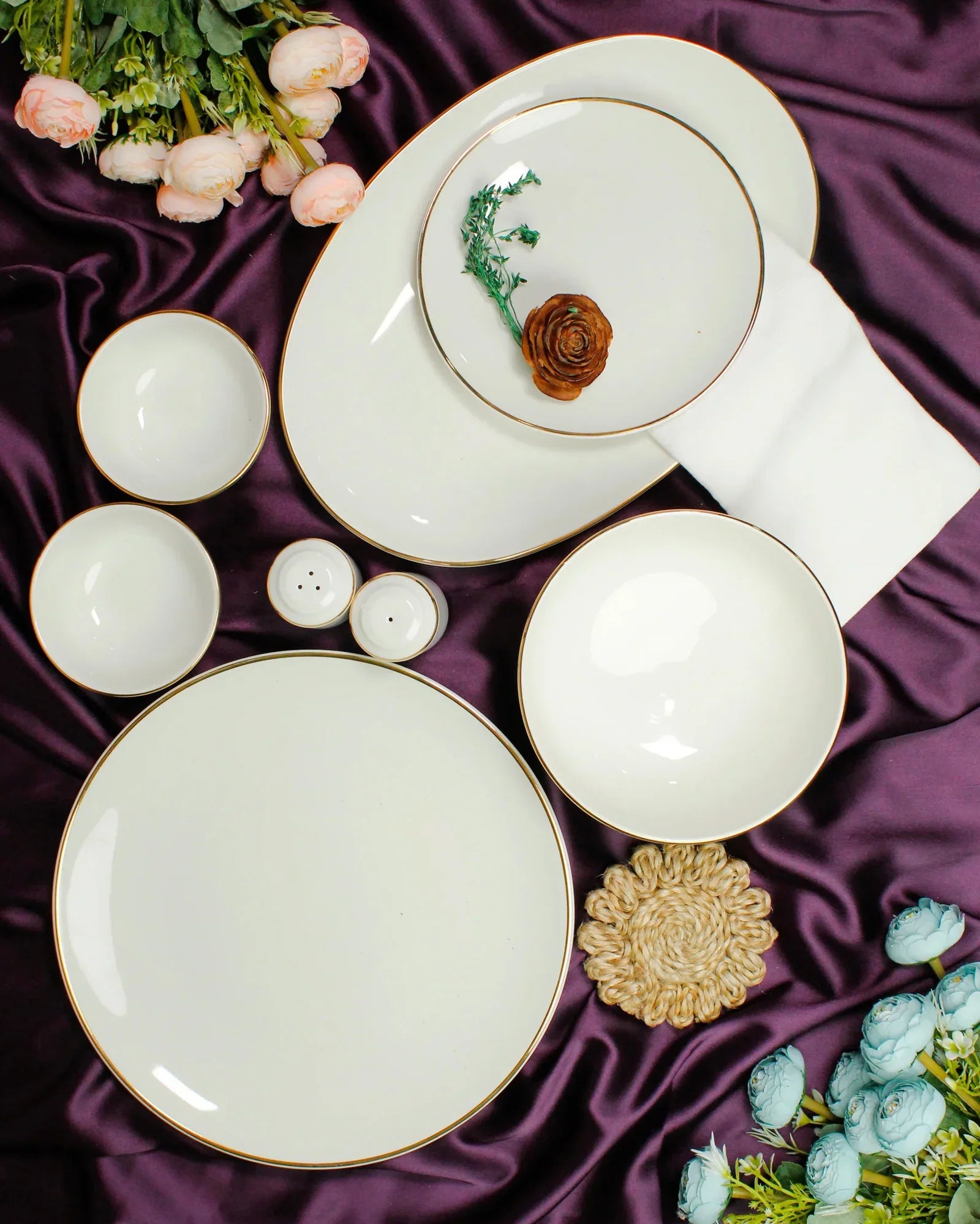 Royale 33-Piece Fine Porcelain Dinner Set – Elegant Gold Rim Tableware - Vola Global